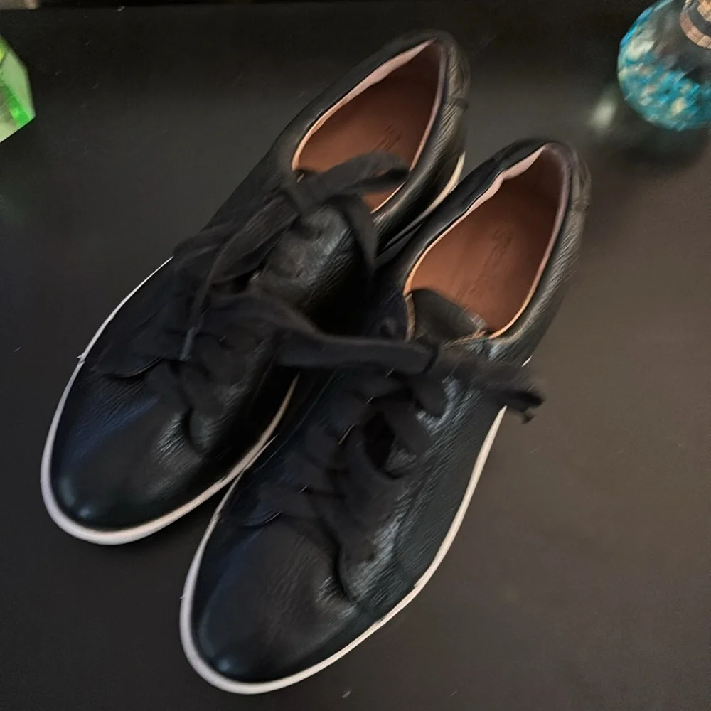 Gentle souls by Kenneth Cole black tennis shoes US7.5 - Picture 2 of 3